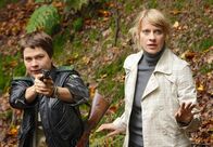 Mord mit Aussicht – Sophie Haas (Caroline Peters, r.) und Bärbel Schmied (Meike Droste, l.) machen sich auf in den finsteren Wald, um einen vermeintlichen Wilderer einzukassieren.