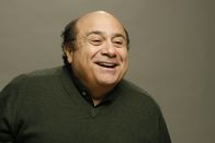 It's Always Sunny in Philadelphia – (3. Staffel) - Frank Reynolds (Danny DeVito) ist der juristische Vater von Dennis und Dee, beteuert immer nur das Beste für seine Kinder zu wollen, nutzt sie allerdings ständig aus und spannt sie für seine Zwecke ein ...