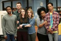 Community – Community Staffel 5 Folge 4 Trauern um einen Freund: Donald Glover als Troy Barnes, Joel McHale als Jeff Winger, Alison Brie als Annie Edison, Gillian Jacobs als Britta Perry, Yvette Nicole Brown als Shirley Bennett, Danny Pudi als Abed Nadir Copyright: SRF/2014 Sony Pictures Television Inc. and Open 4 Business Productions LLC.