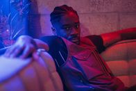 The Outlaws – Gangsterboss Malaki (Charles Babalola) vergeht so langsam die Geduld. Er muss den Verräter schnell zur Strecke bringen, bevor das Gerücht die Runde macht, dass man ihn ungestraft beklauen kann.