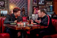 Kevin Can Wait – (v.li.) Harry Connick, Jr. (Harry Connick Jr.), Kevin James (Kevin Gable).