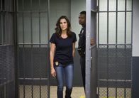 Navy CIS: L.A. – Versucht alles, um die Unschuld von Deeks zu beweisen: Kensi (Daniela Ruah, l.) ...