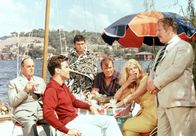 Topkapi – Elizabeth (Melina Mercouri) und ihre Komplizen Arthur (Peter Ustinov, re.), Hans (Jess Hahn, 3. v. re.), Giulio (Gille Segal, Mitte), Walter (Maximilian Schell, 2. v. li.) und Cedric (Robert Morley, li.).