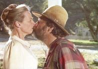 Unsere kleine Farm – Edward (Victor French, r.) nimmt Grace Sniders (Bonnie Bartlett, l.) Einladung zum Frühlingstanz an und küsst sie.