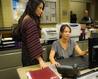 Elementary – L-R: Dr. Joan Watson (Lucy Liu) und Lin Wen (Samantha Quan)