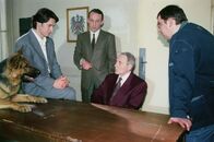 Kommissar Rex – Kommissar Richie Moser (Tobias Moretti, li.) und die Kriminalassistenten Ernst Stockinger (Karl Markovics, 2.v.li.) und Peter Höllerer (Wolf Bachofner, re.) können Matzner (Peter Fitz) Anstiftung zum Mord beweisen.
