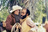 Die Cowboys – Der skrupellose Cowboy „Long Hair“ (Bruce Dern, li.) nimmt den Koch Jebediah Nightlinger (Roscoe Lee Browne, re.) gefangen.
