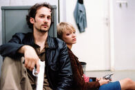 Nogo – Michael Ostrowsi (Sam), Mavie Hörbiger (Rosa).