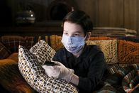 Young Sheldon – Als die Grippewelle Medford erreicht, tut Sheldon (Iain Armitage) alles, um selber gesund zu bleiben ...