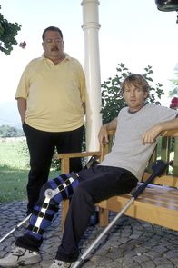Die Rosenheim-Cops – Zu seinem Entsetzen erfährt Korbinian Hofer (Josef Hannesschläger, li.) von Martin Bach (Philipp Moog), dass er sich bei seinem Undercoveraufenthalt in der Rehaklinik für eine Fastenkur eingetragen hat.