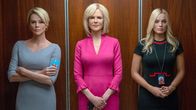 Bombshell - Das Ende des Schweigens – Moderatorin Megyn Kelly (Charlize Theron, l.) und die Newcomerin Kayla Pospisil (Margot Robbie, r.) müssen nun auch Farbe bekennen.