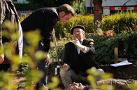 Alles Klara – Jonas Wolter (Jan Niklas Berg, l.) hat die Leiche von Mechtersheim ausgegraben, Dr. Münster (Jörg Gudzuhn, r.) macht erste Untersuchungen am Fundort und stellt Erstaunliches fest.