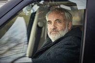 Killing Eve – Nach außen hin unterstützt Konstantin (Kim Bodnia) den britischen Geheimdienst bei seinen Ermittlungen. Doch er spielt ein doppeltes Spiel.