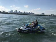 Verrückt nach Meer – Reiseleiter Bernd (im Vordergrund) und der stellvertretende Kreuzfahrtdirektor Jörn Hofer fahren in Montreal auf dem Sankt Lorenz-Strom auf Jetskis durch den Hafen.