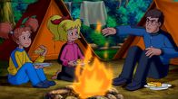 Bibi Blocksberg – Bernard Blocksberg (r.) hat für Bibi (M.) und Marita (l.) ein Lagerfeuer gemacht.