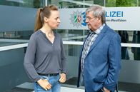 Rentnercops – Vicky Adam (Katja Danowski, l.) berät sich mit Günter Hoffmann (Wolfgang Winkler, r.).
