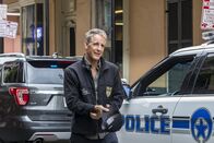 Navy CIS: New Orleans – Das NCIS-Team um Special Agent Pride (Scott Bakula) ermittelt im Fall eines Mordes an einem jungen Marine-Soldaten, der an einen 150 Jahre alten ähnlichen Fall erinnert, aus dem eine legendäre Geistergeschichte in New Orleans hervorging ...