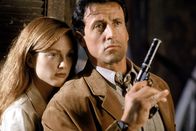 Assassins - Die Killer – Das war nicht der Plan: Electra (Julianne Moore) und der auf sie angesetzte Killer Robert Rath (Sylvester Stallone) müssen gemeinsam vor Raths Konkurrenten Miguel Bain flüchten.