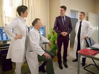 In aller Freundschaft – ARD/MDR IN ALLER FREUNDSCHAFT FOLGE 675, "Alles auf Anfang" Uhr im ERSTEN. Sarah Marquardt hat die Leitung der Sachsenklinik übernommen. Alle müssen sich nun neu finden und mit der Situation irgendwie arrangieren, als plötzlich Clemens Manthey (Max König, 2.v.re.) ins Ärztezimmer platzt und sich als Sarahs neuer Assistent vorstellt. Er hinterlässt bei Dr. Elena Eichhorn (Cheryl Shepard, li.), Dr. Roland Heilmann (Thomas Rühmann, 2.v.li.) und Dr. Kaminski (Udo Schenk, re.) einen unterschiedlichen Eindruck. Während Elena und Roland skeptisch sind, gefällt Dr. Kaminski das überbordende Selbstbewusstsein von Clemens.