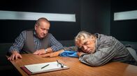 SOKO Wismar – Reuter (Udo Kroschwald, l.) vernimmt Wolfgang "Skipper" Mierisch (Rudolf Danielewicz, r.). Der einstige Kapitän ist nach dem Tod seiner Frau dem Alkohol verfallen und lebt inzwischen auf der Straße. Offenbar ist er auch mehrfach in Boote eingebrochen, um dort zu schlafen. Ist er auch auf der Segeljacht des Toten gewesen? Hat Skipper Ole Janisch umgebracht, als er in dessen Jacht einbrechen wollte? Oder ist alles nur ein tragischer Irrtum?