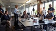 Tatort – Das Team um Charlotte (Maria Furtwängler, 3.v.l.), Liebig (Luc Feit 4.v.l.), Anaïs Schmitz (Florence Kasumba 5.v.l.), Ciaballa (Jonas Minthe, rechts) berät sich.