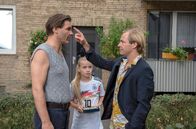 Großstadtrevier – Yelena (Neela Blättermann, M.) wird Zeugin, wie Juanito (Mirco Kreibisch, r.), der Neue ihrer Mutter, Flynn Haubing (Max Hopp, l.) bedroht.