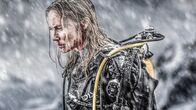 Breaking Surface - Tödliche Tiefen – Norwegen im Dezember: Ida (Moa Gammel Ginsburg) ist bei der Rettung ihrer in 33 Meter Tiefe unter Wasser eingeklemmten Schwester völlig auf sich allein gestellt.