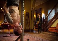 Elementary – Während Sherlock (Jonny Lee Miller, l.) auf der Suche nach einem Mörder ist, sucht Kitty (Ophelia Lovibond, r.) einen flüchtigen Teenager ...
