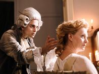 Ein Tag in... – Die Chance, eine Adlige (Liene Beinerovica, r.) am Hof von Versailles zu frisieren, gibt Léonard Minet (Max Hegewald, l.) die Möglichkeit, sich einen Namen als Damenfriseur zu machen.