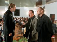 Tatort – Die Kommissare Kain (Bernd Michael Lade, re.) und Ehrlicher (Peter Sodann, 2.v.r.) eröffnen Direktor Hermann ( Gerd Silberbauer) und den Schülern, daß sie einen DNS-Test machen werden.