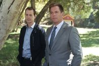 Navy CIS – Während McGee (Sean Murray, l.) und Bishop undercover als Ehepaar ermitteln, um einen rätselhaften Fall zu lösen, begibt sich Tony (Michael Weatherly, r.) auf Ahnenforschung ...