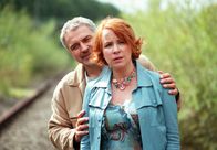 Noch einmal zwanzig sein ... – Der gutmütige Lebenskünstler Bruno (Hansa Czypionka) sieht endlich seine Chance gekommen, seine große Liebe Rieke (Bettina Kupfer) nach über 20 Jahren doch noch für sich zu gewinnen.