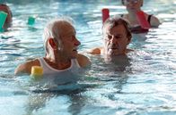 Rentnercops – Undercover: Edwin Bremer (Tilo Prückner, l.) und Günter Hoffmann (Wolfgang Winkler, lr.) bei der Wassergymnastik in der Reha-Klinik.
