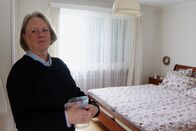 SRF DOK: Der Traum vom Eigenheim – SRF DOK Der Traum vom Eigenheim – Das Mehrgenerationenhaus im Thurgau Folge 2 Vier Generationen, ein Ziel: Aus einem Pferdestall möchten Urgrossmutter Ruth Gubler (Bild) und ihre Nachkommen ein Mehrgenerationenhaus bauen. Copyright: SRF