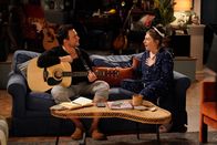 Call Me Kat – Max (Cheyenne Jackson, l.); Kat (Mayim Bialik, r.)