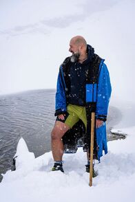 TM Wissen – Protagonist Josef Köberl vor dem Eisbaden während Servus TVs "TM Wissen" am Augstsee in Altausee, Steiermark, Österreich am 03.12.2024.