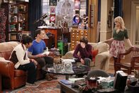 The Big Bang Theory – Beraten, wie sie das Problem mit der kaputten Drohne lösen sollen: (v.l.n.r.) Raj (Kunal Nayyar), Sheldon (Jim Parsons), Howard (Simon Helberg) und Bernadette (Melissa Rauch) ...