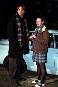 Gilmore Girls – Als Dean (Jared Padalecki, l.) Rory (Alexis Bledel, r.) ein Auto schenken will, welches er selber wieder flott gemacht hat, mischt sich plötzlich Richard ein ...