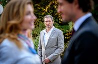 Sturm der Liebe – Christoph (Dieter Bach, M.) hört fassungslos mit, dass sich Alexandra (Daniela Kiefer, l.) in Tom (Milan Marcus, r.) verliebt hat.