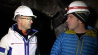 SMS - Schwanke meets Science – Prof. Michael Krautblatter (rechts) von der Technischen Universität München geleitet Karsten Schwanke in die Stollen auf 2.800 Meter Höhe, die zur Permafrostlinse der Zugspitze führen.