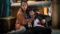 Helen Dorn – Abedi Elemide (Carla Njine) ist bei Rocco Burhan (Marco Valero), der sich im Heizungskeller der Schule versteckt.