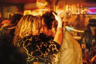Tatort – Sandra Kühn (Patricia Ivanauskas) und Ralf Vonderheiden (Timocin Ziegler) eng umschlungen im Club.