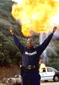 National Security – Schon bald werden Hank und Earl (Martin Lawrence) plötzlich als angebliche Schwerverbrecher von der Polizei gesucht und stehen obendrein noch auf der Abschussliste einiger eiskalter Killer ...