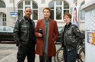 Großstadtrevier – Geht doch! Gemeinsam können Lukas Petersen (Patrick Abozen, l.), Frau Küppers (Saskia Fischer, M.) und Nina Sieveking (Wanda Perdelwitz, r.) den Fall um Politikerin Hedda Krull für alle Beteiligten gut lösen.