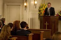 How I Met Your Mother – Hält eine kleine Rede im Gedenken an seinen Vater: Marshall (Jason Segel) ...