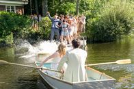 The Big Wedding – Als die beiden dann noch mit dem Boot durchbrennen wollen ist die Hochzeitsgesellschaft nicht mehr zu stopen und will das flüchtende Brautpaar Missy (Amanda Seyfried) und Alejandro (Ben Barnes) aufhalten.