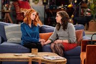 Call Me Kat – Sheila (Swoosie Kurtz, l.); Kat (Mayim Bialik, r.)