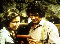 Unsere kleine Farm – Caroline (Karen Grassle, l.) und Charles (Michael Landon, r.) lesen einen Brief ihrer verschwundenen Tochter Laura.