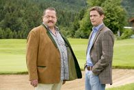 Die Rosenheim-Cops – Die Rosenheim-Cops Korbinian Hofer (Joseph Hannesschläger, li.) und Christian Lind (Tom Mikulla, re.) verfolgen eine brandheiße Spur.