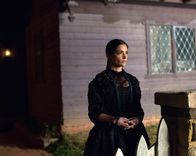 Salem – Mary (Janet Montgomery) trifft eine Entscheidung, die sie bei den Ältesten in Ungnade fallen lassen könnte ...